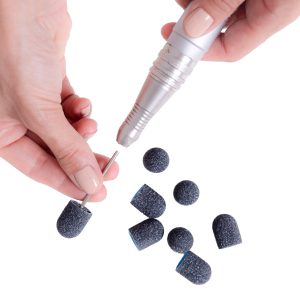 Kapturki ścierne do pedicure turkusowe 13 mm gradacja 150 – 10 szt. QMS Line Premium – precyzyjne wygładzanie skóry stóp
